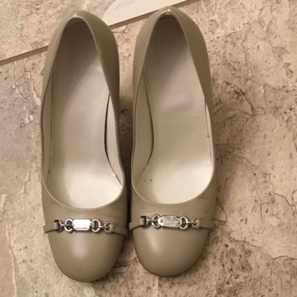 💕 Gucci taupe pumps. With nameplate on toe